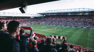 サッカーの試合を観る人びと