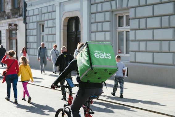 ubereats　自転車で配達する人